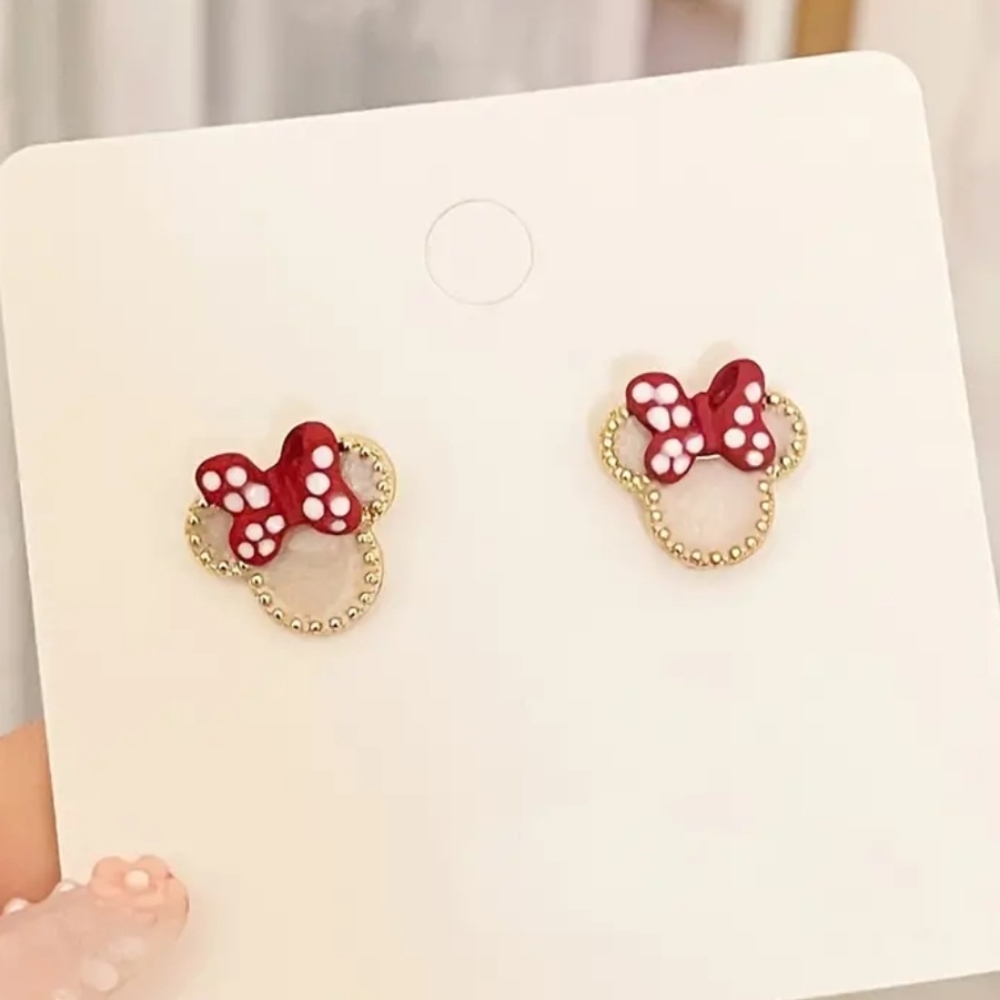 NIB MINNIE MOUSE DISNEY STUD EARRINGS  🐭